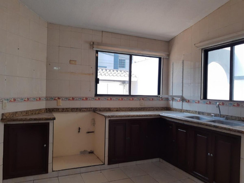Casa En Venta Garage Para 3 Autos, Alberca - Granjas De La Boticaria