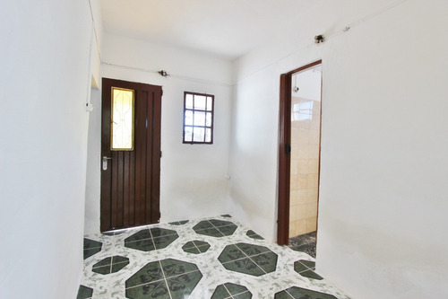 Alquiler De Casa En Jardines Del Hipódromo. Al Frente, 2 Ambientes O Dormitorios, 1 Baño, Cocina Definida, Patio-jardín.