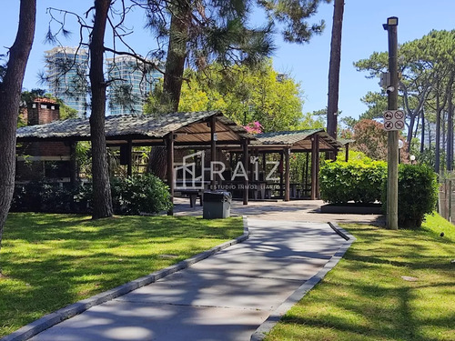 Encantador Apartamento En Arcobaleno, 2 Dormitorios Con Acciones De Piscina, Cochera Y Baulera. Consultenos!