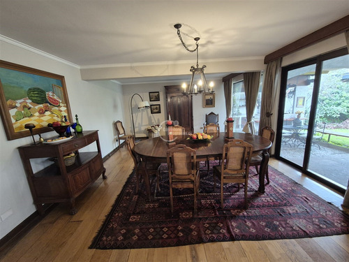 Casa En Venta De 6 Dorm.en Lo Barnechea.calle Cerrada.