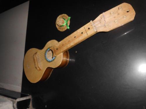 Vendo Ukelele De Madera En Mjuy Buen Estado Funciona Ok!! 35