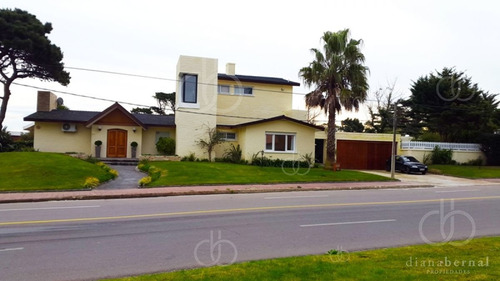 Imagen 3 de 30 de Casa En Mansa, Punta Del Este, 5 Dormitorios, Piscina Y Vista Al Mar.