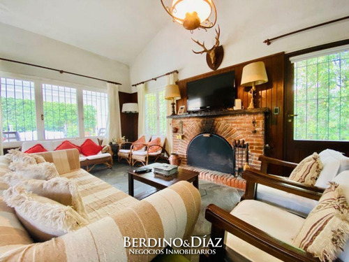 Residencia En Playa Mansa Muy Cerca Del Mar.- Ref: 824