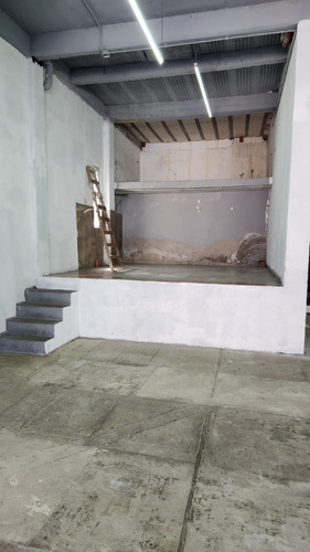 Local Con Doble Altura, 95m2, Tres Baños Y Entrepiso.
