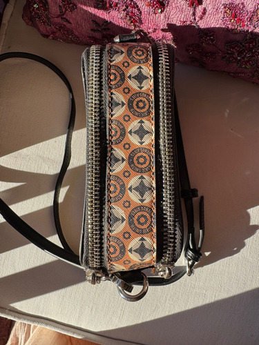 Cartera Jackie Smith Bandolera Camel No Prume No Cuero Camel Negro Crudo Monogram Níquel Negro
