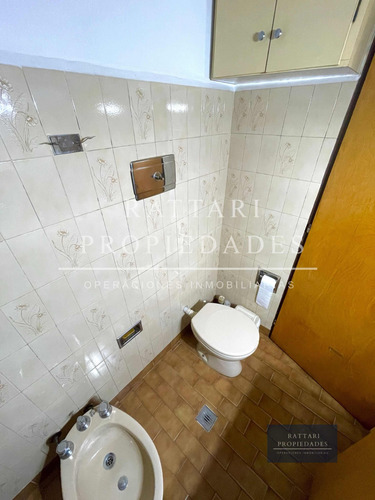 Venta Casa En Lote Propio De 5 Ambientes Con Parque Y Cochera En Isidro Casanova