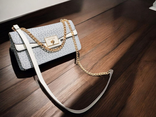 Bolsa Guess Original Sg970721 Azul Blanco Grabada Casual Azul Claro Grabada Oro Blanco Y Cadena Dorada