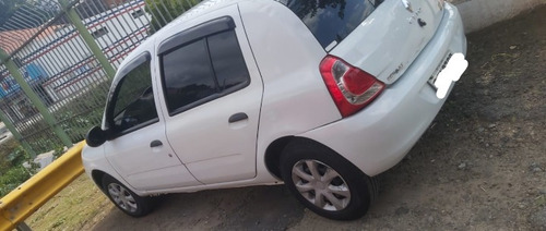 Imagem 1 de 8 de Renault Clio 2013 1.0 16v Expression Hi-power 5p