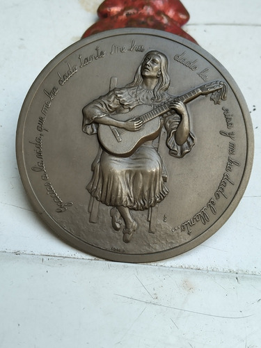 Medalla Antigua Violeta Parra 