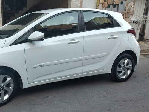 Imagem 1 de 5 de Carro