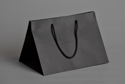 Imagen 2 de 3 de Bolsa Clásica Premium Negra C/cordón 18x25x18cm (x25u) 124n