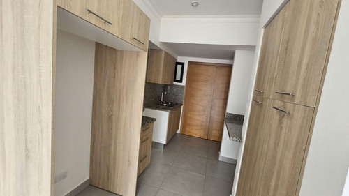 Apartamento En Alquiler En Evaristo Morales, Santo Domingo, 2 Habitaciones, Torre Moderna Con Área Social