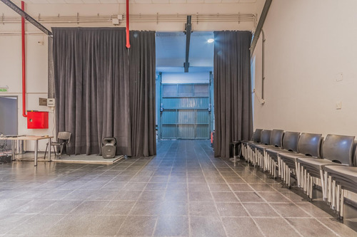Venta Importante Propiedad Comercial De Doble Frente Con Portón Levadizo Para Camiones, En Almagro