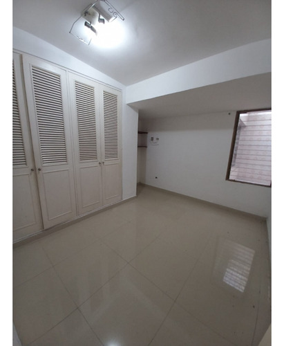Apartamento En Planta Baja Res Ana María Urb El Picacho San Antonio
