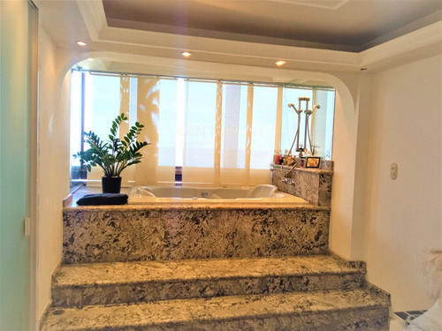 Imagen 9 de 11 de Venta De Apartamento En La Avenida La Playa, Ninfa Padilla 04141603333