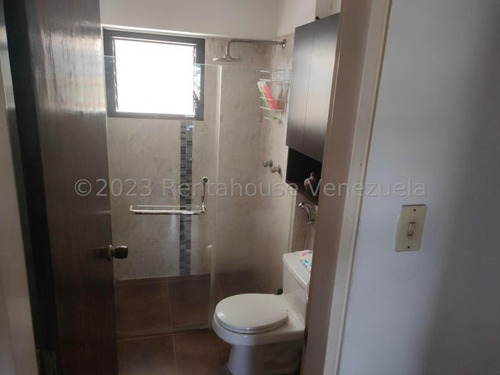 Apartamento En Venta En Los Chaguaramos. Yr242162. Apartamento 4hab 3 Baños, Maletero, Tanque De Agua; Muy Ventilado E Iluminado, Con Vista De 200 Grados Al Avila Y Panorámica De La Ciudad.