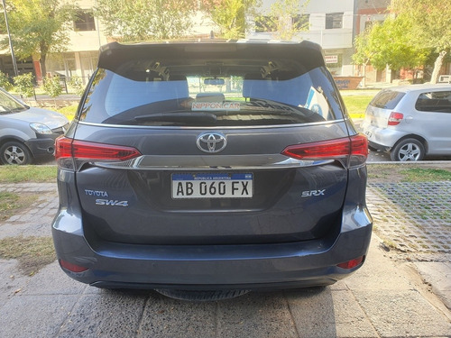 Imagen 6 de 10 de Toyota Sw4 2.8 Srx 177cv 4x4 7as At 2017