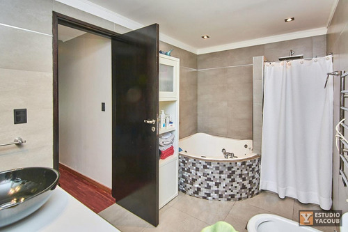 Imagen 17 de 30 de Casa En Venta - 2 Dormitorios 3 Baños - Cochera - 230mts2 - City Bell, La Plata