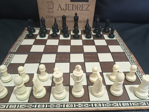 Juego De Ajedrez De Plastico Y Felpa Decada Del 60 Ver (Usado)