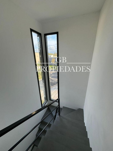 Venta De Casa 5 Ambientes En Pilar Del Este / Santa Elena