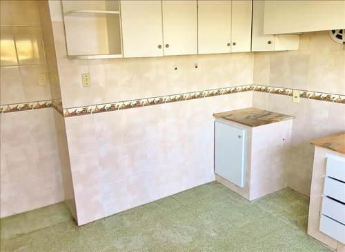 Apartamento En Venta De 2 Amplios Dormitorios Y Patio En Avenida Céntrica De Colonia