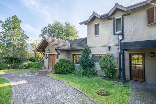 Venta Casa En Bella Vista En Barrio Cerrado