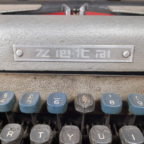 Imagem 4 de 9 de Máquina De Escrever Zeta Antiga Conserto Peças Ou Decoração