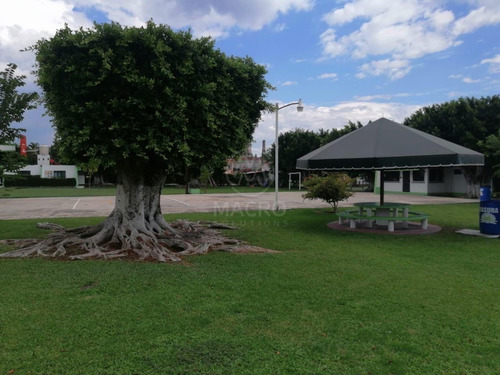 Casa En Venta En Fraccionamiento Coahuixtla De Dos Niveles Con Jardin