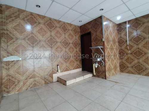 Carlos Colmenarez Alquila Local Comercial En Una De Las Zonas Con Mayor Trafico Vehicular Y Peatonal Consta De 40m Cuadrados Un Baño Y Todos Los Servicios Ideal Para El Desarrollo De Cualquier Activid