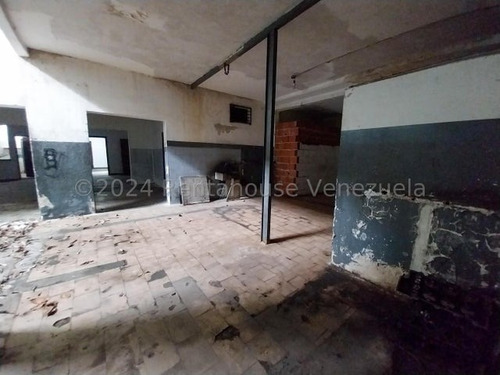 Ag. Vende Excelente Local De 2 Niveles Con Puestos De Estacionamiento A Pie De Calle Ubicado En Santa Monica