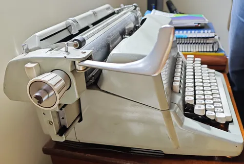 Máquina De Escribir Hermes 9 En Color Clásico (Usado)
