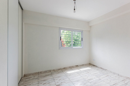 En Venta. Ph. 2 Amb. Patio Y Terraza Propios. Sin Expensas.