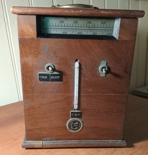 Antiguo Instrumento De Laboratorio En Madera 