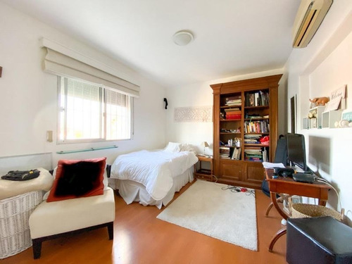 Casa 5 Dormitorios En Carrasco, Montevideo