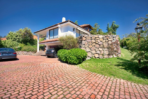 Gran Casa Chilena Con Vista Despejada - Condominio...