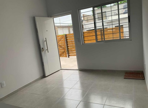 Vendo Apartamento Tipo Casa Con Renta, 1 Dormitorio Y Jardín, Gastos Comunes Bajos, Ubicado En La Unión.