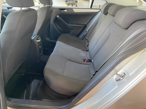 Imagen 10 de 14 de Volkswagen Jetta 2015 2.5 Comfortline Mt At