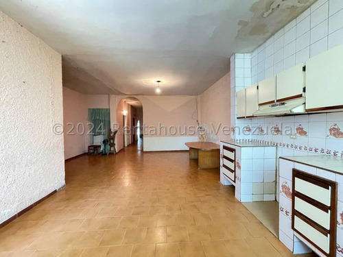 Casa En Alquiler Con Amplios Espacios En San Ignacio Maracay Estacionamiento Techado Agua Constante Estef 25-3327