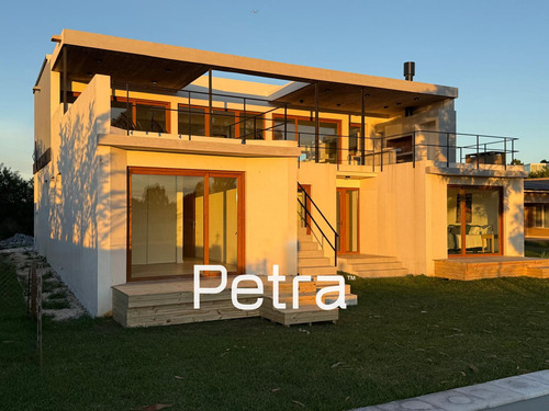 Casa En Venta En Costa Esmeralda. Fondo Al Polo. 5 Habitaciones.