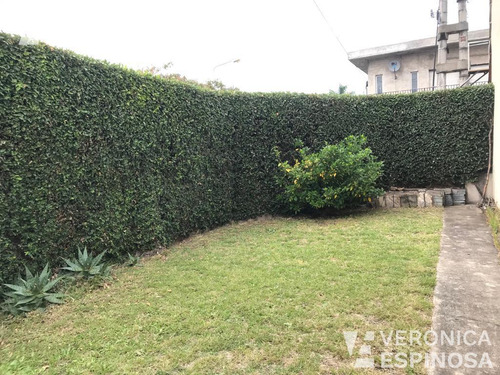 Casa De Tres Ambientes En Venta, Isidro Casanova. Sobre Lote De 11 X 20 En Excelente Estado!