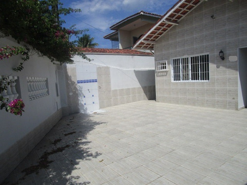 Excelente Casa, Isolada, Com Edícula, Espaço Para Piscina. Há 300 Metros Da Praia!
