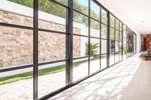 Casa En Venta En Privada Hacienda Cholul Con Amplio Terreno Y Paneles Solares