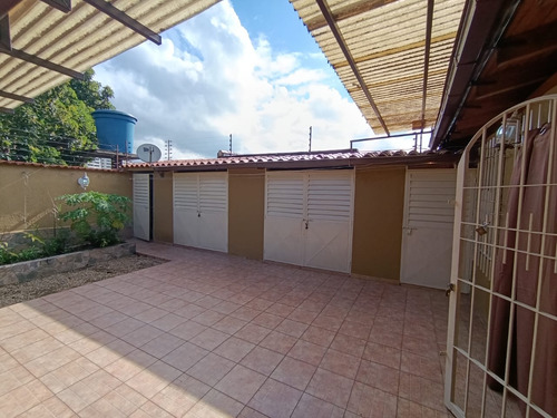 Casa En Venta En Valles De Camoruco Calle Cerrada Mcc