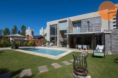 Casa En Venta Moderna De Construccion Tradicional, Cerca Del Mar.
