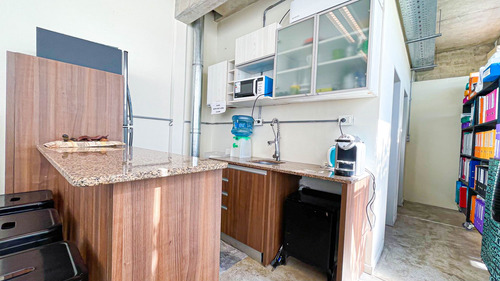 Venta Local Comercial Industrial + 2 Monoambientes