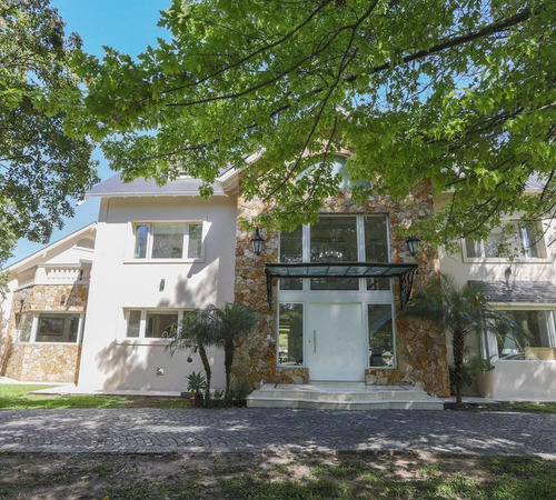 Exclusiva Casa A La Venta En Barrio San Jorge Village Country Club De 518mtr2.