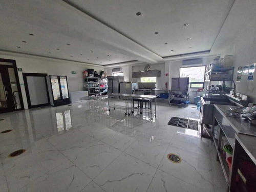 Propiedad Comercial Con Salón De Eventos Funcionando, Ideal Para Inversión