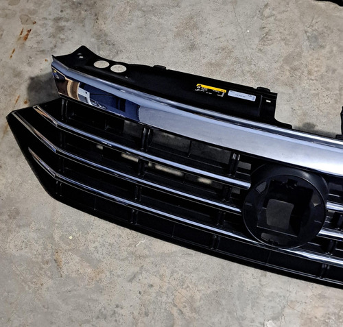 Parrilla Jetta 2019-2021 C/moldura Cromada Nueva Original Negro Y Cromado