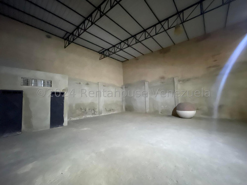 Galpón En Venta En Excelente Zona Comercial Av Constitución Maracay Altura Ideal Para Fábricas O Depósitos, Este Espacio Cuenta Además Con Áreas De Oficinas Y Baños 24-23444 Nela