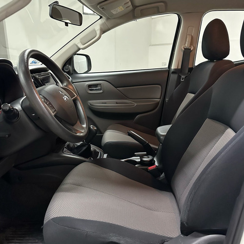 Mitsubishi L200 2.4 Cabina Doble 4x2 Mt